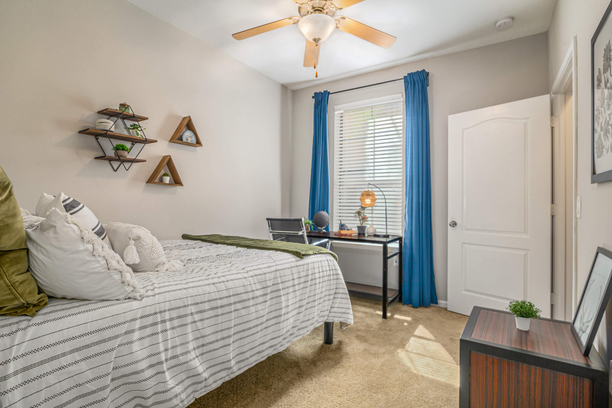 bedroom in gainesville student apartment